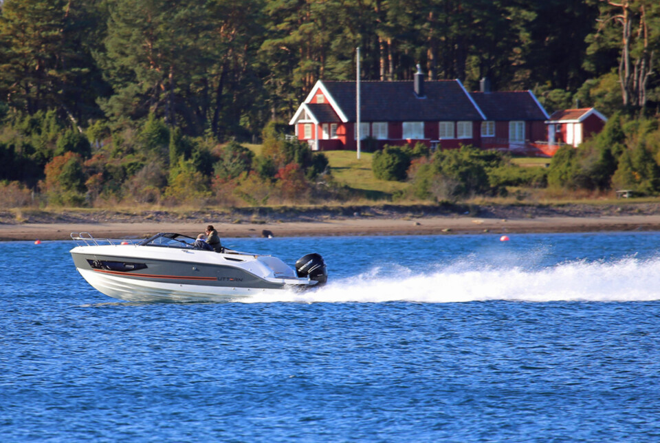 LANGTUR: Fin komfort og marsjfart rundt 30 knop gjør at du kommer deg langt avgårde i Uttern D70. (FOTO: Terje Bjørnsen) LANGTUR: Fin komfort og marsjfart rundt 30 knop gjør at du kommer deg langt avgårde i Uttern D70. (FOTO: Terje Bjørnsen)