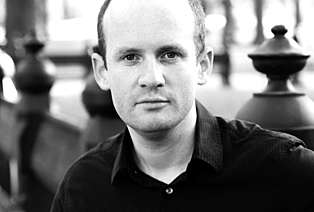 Hvis man hele tiden spør ”Hvordan kan jeg bli lykkelig?”, vil man ende opp med å bli ulykkelig, hevder journalist og forfatter Oliver Burkeman (42). Hvis man hele tiden spør ”Hvordan kan jeg bli lykkelig?”, vil man ende opp med å bli ulykkelig, hevder journalist og forfatter Oliver Burkeman (42).