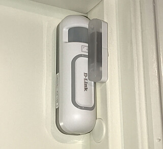 IKKE PENT: Det er ikke alltid like enkelt å plassere dørsensoren på en pen måte. IKKE PENT: Det er ikke alltid like enkelt å plassere dørsensoren på en pen måte.