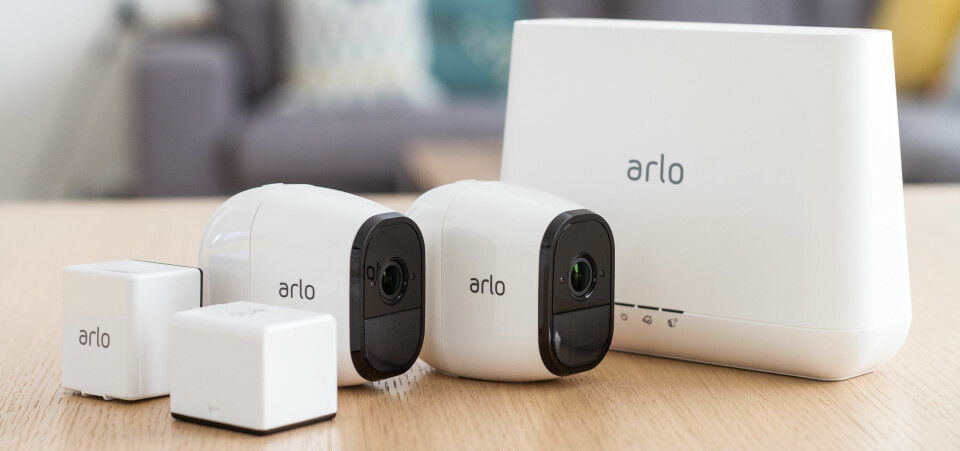 Med i pakken følger to Arlo Pro-kameraer og den nye basestasjonen med sirene. De oppladbare batteriene ligger ved siden av. Med i pakken følger to Arlo Pro-kameraer og den nye basestasjonen med sirene. De oppladbare batteriene ligger ved siden av.