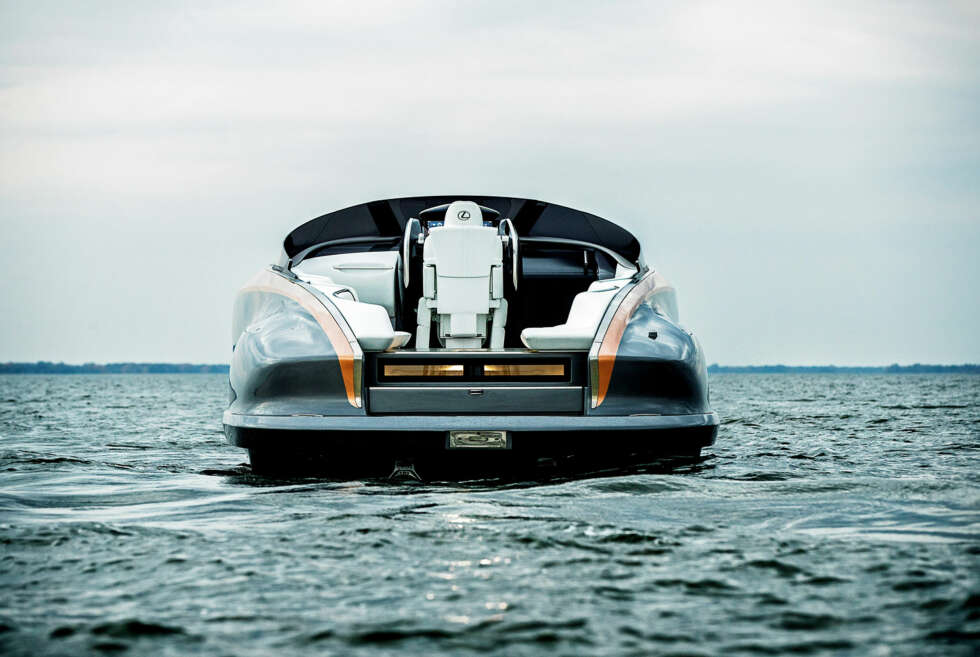 SMEKKER: Linjene skrår ned og inn som på en klassisk runabout, men uttrykket er ultramoderne. (FOTO: Lexus) SMEKKER: Linjene skrår ned og inn som på en klassisk runabout, men uttrykket er ultramoderne. (FOTO: Lexus)
