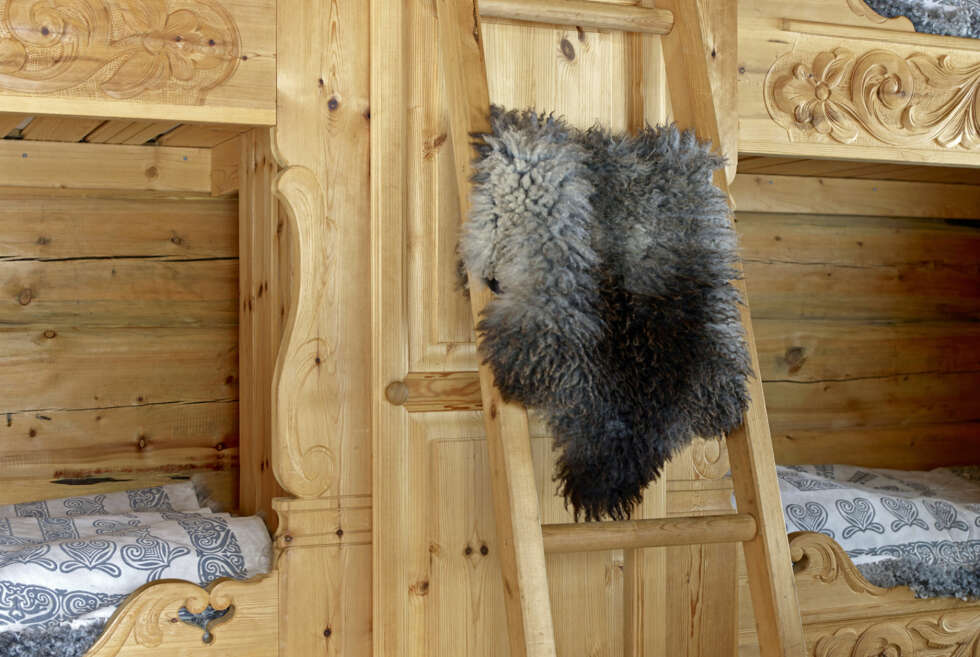 KVALITET: De to køyesengene i Rudihytta har skap i midten og er laget av Aslak Slettemeås fra Morgedal. Foto: FOTO: Per Erik Jæger KVALITET: De to køyesengene i Rudihytta har skap i midten og er laget av Aslak Slettemeås fra Morgedal. Foto: FOTO: Per Erik Jæger 