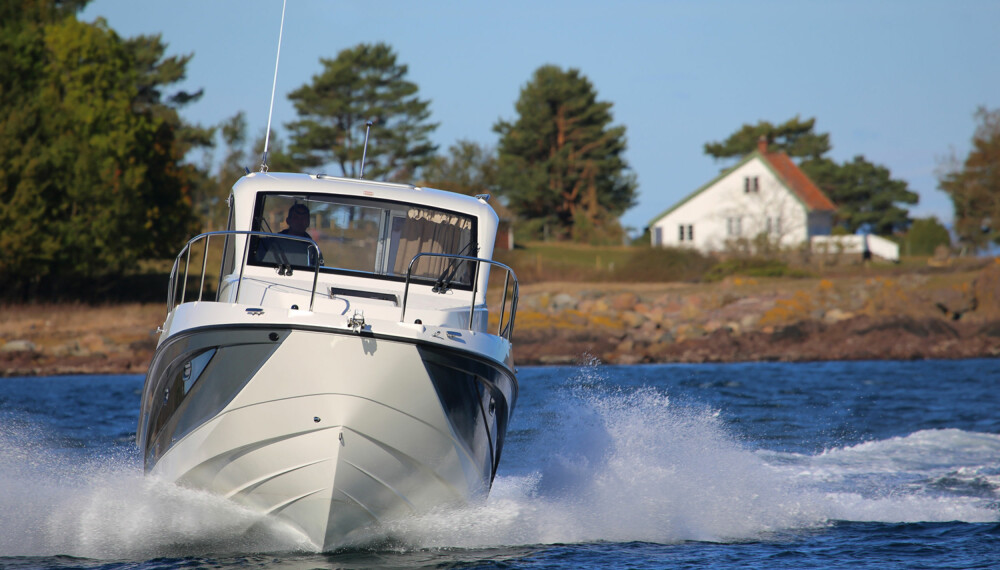 BEDRE I SJØEN: Skrogutformingen gjør båten mer behagelig i sjøen og raskere enn de mer halvplaneraktige styrehyttemodellene. (FOTO: Terje Bjørnsen) BEDRE I SJØEN: Skrogutformingen gjør båten mer behagelig i sjøen og raskere enn de mer halvplaneraktige styrehyttemodellene. (FOTO: Terje Bjørnsen)