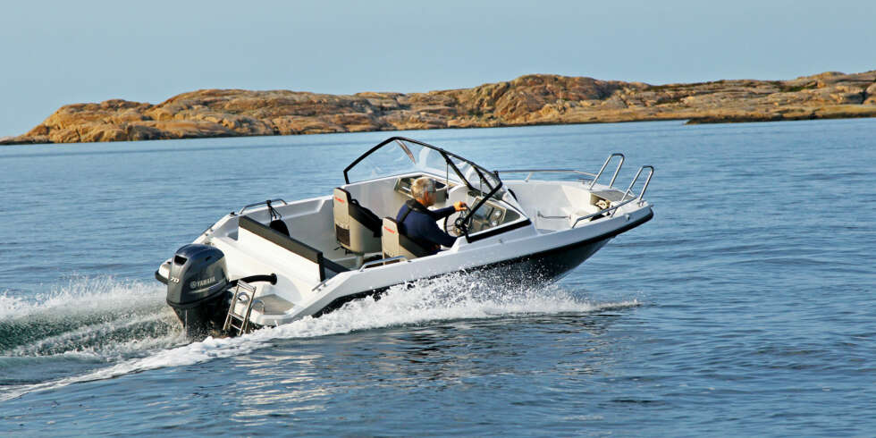 PASSE RASK: Med Yamaha F70 går båten over 30 knop og bruker lite drivstoff. (FOTO: Petter Handeland) PASSE RASK: Med Yamaha F70 går båten over 30 knop og bruker lite drivstoff. (FOTO: Petter Handeland)