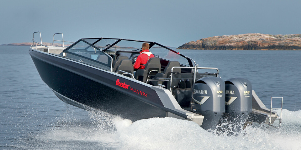 FARTSMONSTER: Phantom er den første båten fra Buster med dobbeltinstallasjon. Det borger for mer motoreffekt, bedre ytelser og langt bedre manøvrerbarhet. (FOTO: Petter Handeland) FARTSMONSTER: Phantom er den første båten fra Buster med dobbeltinstallasjon. Det borger for mer motoreffekt, bedre ytelser og langt bedre manøvrerbarhet. (FOTO: Petter Handeland)