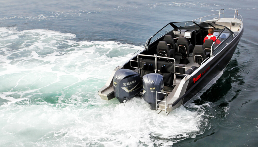 HELM-MASTER: Legg merke til vinkelen på motorene. Med Yamaha Helm Master styres båten med joystick. (FOTO: Petter Handeland) HELM-MASTER: Legg merke til vinkelen på motorene. Med Yamaha Helm Master styres båten med joystick. (FOTO: Petter Handeland)