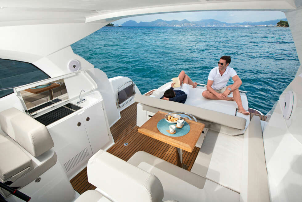 COCKPIT: Du har mange muligheter under hardtopen på Sportop, men den beste er nok å nyte finværet fra solsengen akter. COCKPIT: Du har mange muligheter under hardtopen på Sportop, men den beste er nok å nyte finværet fra solsengen akter.
