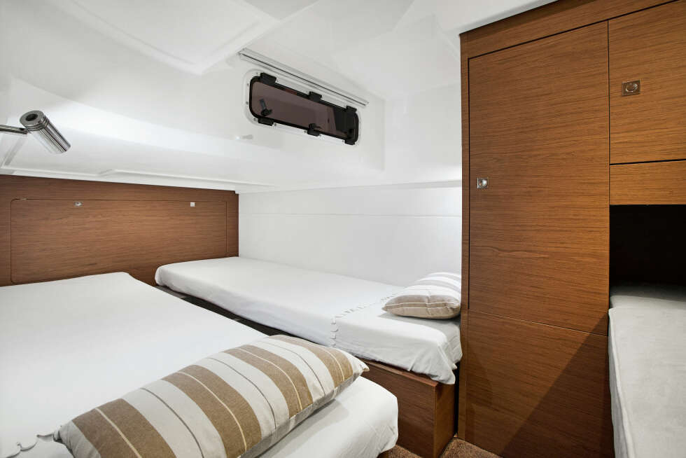 PLASS FOR TRE: Akterkabinen nyter godt av takhøyden, som riktignok stjeler noe plass i cockpit. God sofa, bra skapplass og tre soveplasser er ikke verst. PLASS FOR TRE: Akterkabinen nyter godt av takhøyden, som riktignok stjeler noe plass i cockpit. God sofa, bra skapplass og tre soveplasser er ikke verst.