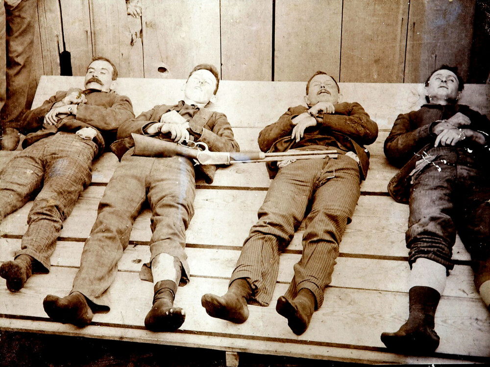 Brødrene Dalton møtte også en ublid skjebne. Fra venstre Bill Power, Bob Dalton, Grat Dalton og Dick Broadwell. Brødrene Dalton møtte også en ublid skjebne. Fra venstre Bill Power, Bob Dalton, Grat Dalton og Dick Broadwell.