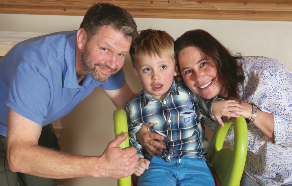EN HJERTEKNUSER: Mamma Hege (44) og Oddmund (45) fra Drammen er fulle av beundring over fremgangen Andreas (4) har vist. EN HJERTEKNUSER: Mamma Hege (44) og Oddmund (45) fra Drammen er fulle av beundring over fremgangen Andreas (4) har vist.