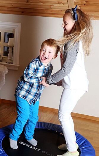 GØY MED STORESØSTER: Andreas elsker å hoppe på trampolinen sammen med Helene (10). GØY MED STORESØSTER: Andreas elsker å hoppe på trampolinen sammen med Helene (10).