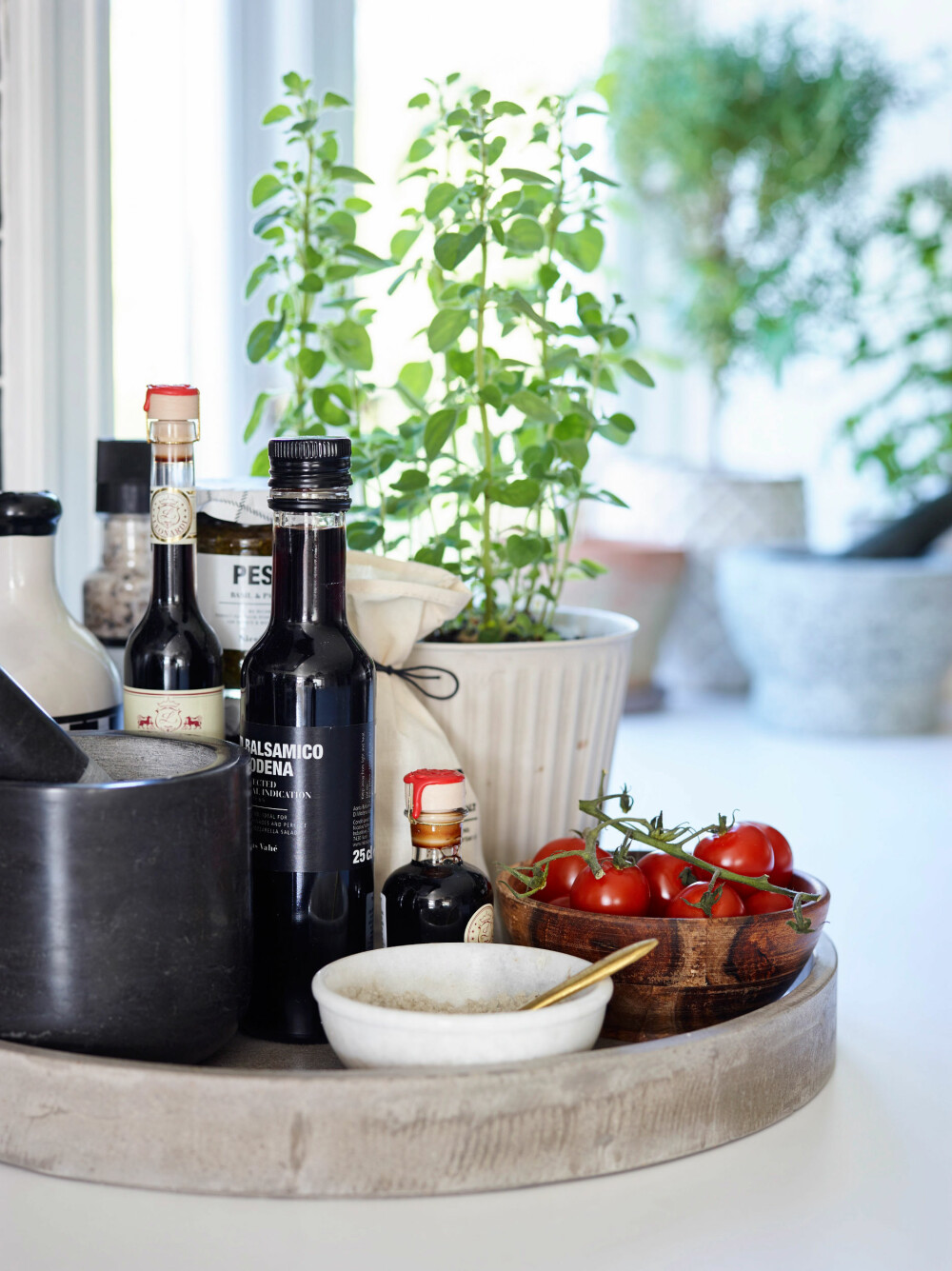 DEKORATIVT OG NYTTIG: Sett frem fat med urter og grønnsaker, det er dekorativt og nyttig. DEKORATIVT OG NYTTIG: Sett frem fat med urter og grønnsaker, det er dekorativt og nyttig.