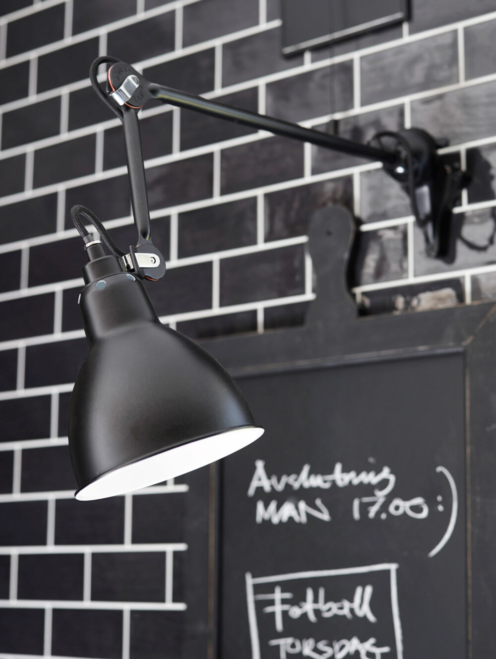 HÅNDLAGDE FLISER: Flisene på veggen er håndlagde, og alle er derfor ikke helt like. Den svarte lampen gir arbeidslys ned på benken, den har bevegelig arm slik at lysstrålen kan varieres. Tenk alternativt når det kommer til belysning! HÅNDLAGDE FLISER: Flisene på veggen er håndlagde, og alle er derfor ikke helt like. Den svarte lampen gir arbeidslys ned på benken, den har bevegelig arm slik at lysstrålen kan varieres. Tenk alternativt når det kommer til belysning!