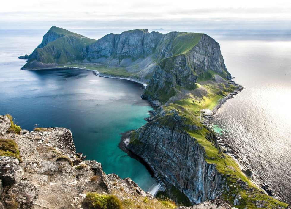 ET NORDHAVSPARADIS: Værøy er et fantastisk stykke Norge. Stien til Mostad slynger seg langs fjell og fjære, helt opp til fjellplatået. Sandstranden rett nedenfor nås kun med båt. ET NORDHAVSPARADIS: Værøy er et fantastisk stykke Norge. Stien til Mostad slynger seg langs fjell og fjære, helt opp til fjellplatået. Sandstranden rett nedenfor nås kun med båt.