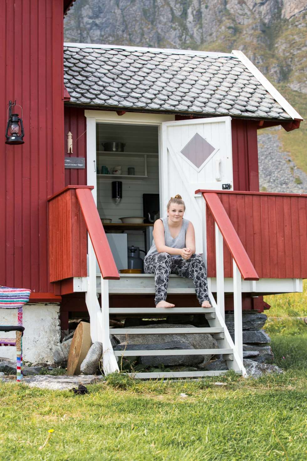 PUSTER UT: Veronica har vokst opp med oppussingen av hytta, hun har hjulpet pappa Børre med både maling og snekring. Hun liker å sette seg ned på trappa og se utover havet.
PUSTER UT: Veronica har vokst opp med oppussingen av hytta, hun har hjulpet pappa Børre med både maling og snekring. Hun liker å sette seg ned på trappa og se utover havet.