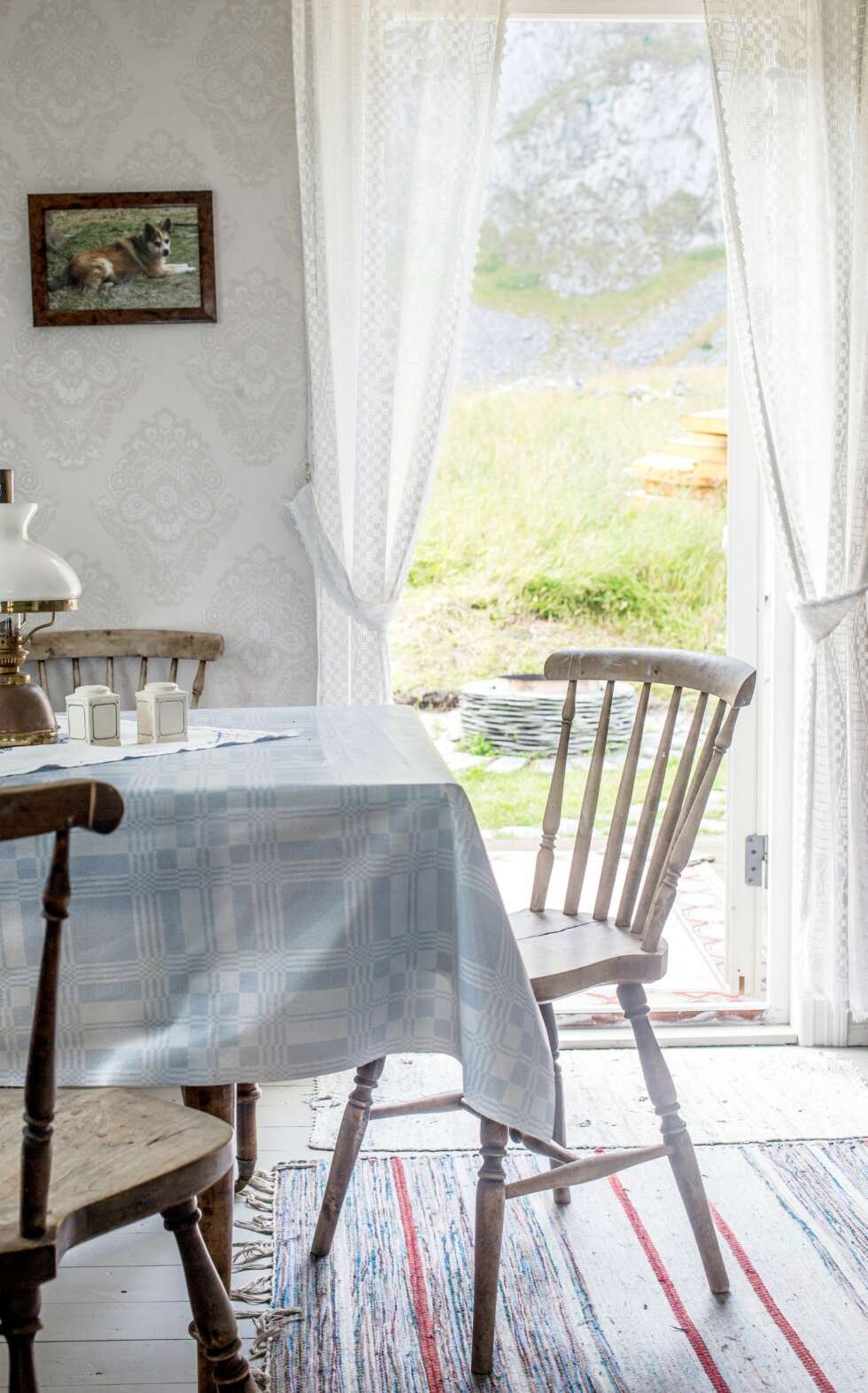 FAMILIESTED: Elisabeths foreldre Nancy og Håkon eier nabohytta, den tidligere Pettergården der bestefaren vokste opp. Her samles ofte hele familien rundt spisebordet. FAMILIESTED: Elisabeths foreldre Nancy og Håkon eier nabohytta, den tidligere Pettergården der bestefaren vokste opp. Her samles ofte hele familien rundt spisebordet.