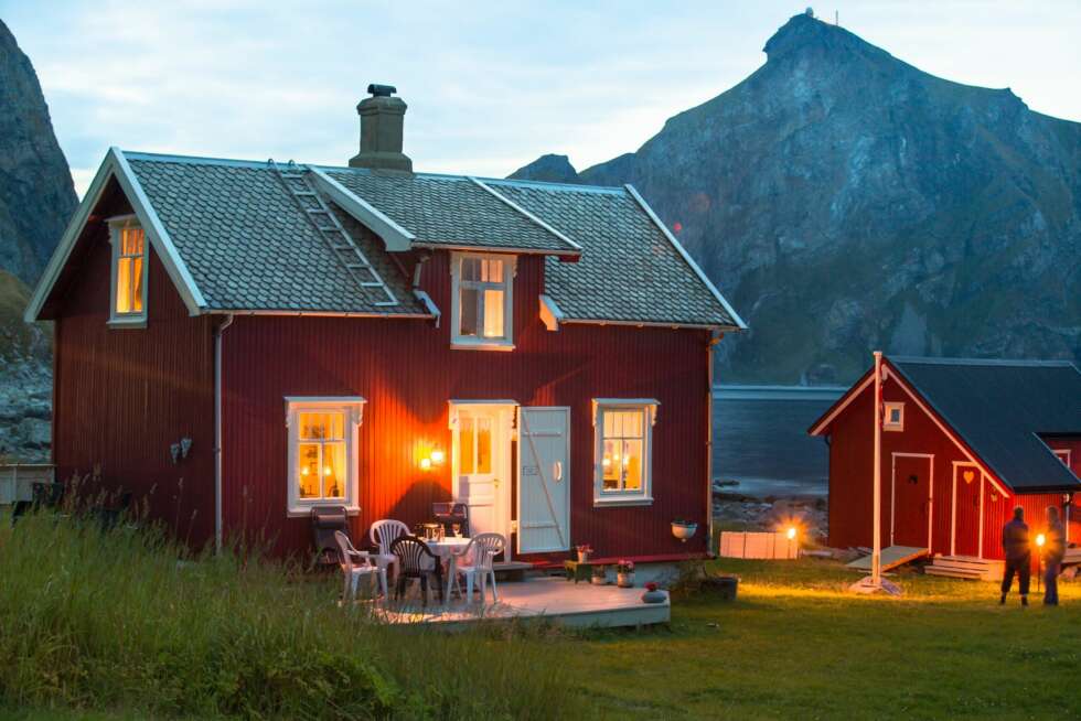 KVELDSSTEMNING: Familien gleder seg hele vinteren til å komme til Mostad. Annekset til høyre er et oppholdsrom med et enkelt campingkjøkken og hems med gode madrasser. KVELDSSTEMNING: Familien gleder seg hele vinteren til å komme til Mostad. Annekset til høyre er et oppholdsrom med et enkelt campingkjøkken og hems med gode madrasser.