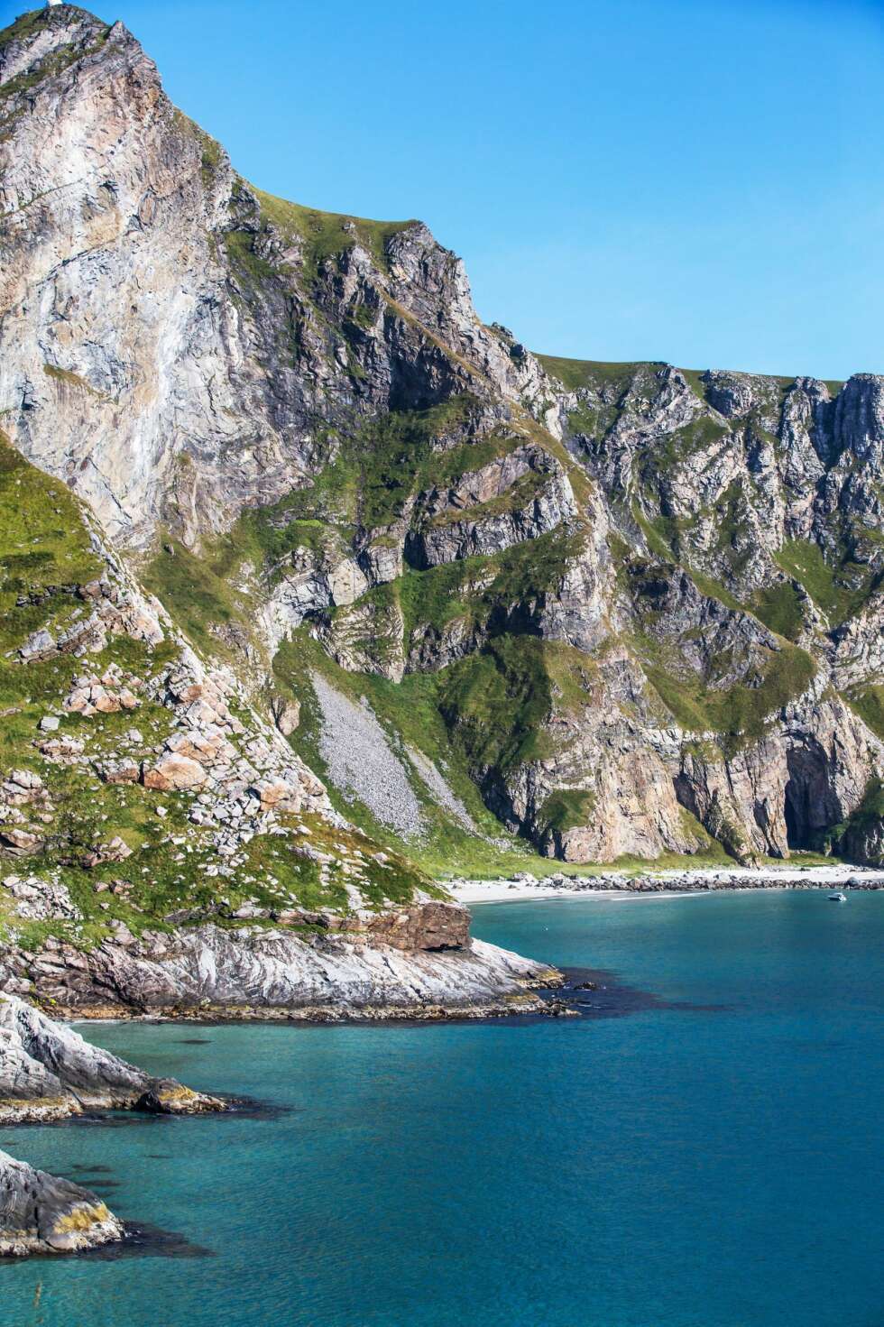 PÅ VEI: Når stranden Puin’sanden åpenbarer seg fra veien mot Mostad, er målet kommet betraktelig nærmere. Bakenfor fjellet er Sørland, sletten hvor de fleste på Værøy bor. PÅ VEI: Når stranden Puin’sanden åpenbarer seg fra veien mot Mostad, er målet kommet betraktelig nærmere. Bakenfor fjellet er Sørland, sletten hvor de fleste på Værøy bor.
