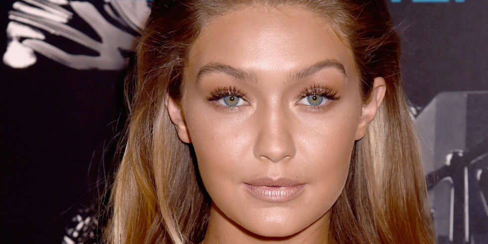 SUNN OG GLØDENDE HUD: Supermodell Gigi Hadid i kjent stil med massevis av glød. ILLUSTRASJONSFOTO: Jeff Kravitz/FilmMagic SUNN OG GLØDENDE HUD: Supermodell Gigi Hadid i kjent stil med massevis av glød. ILLUSTRASJONSFOTO: Jeff Kravitz/FilmMagic
