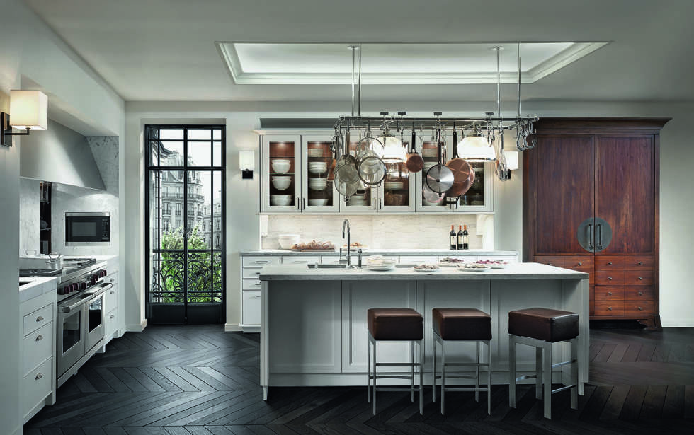 FIN VARIASJON: I et ganske klassisk kjøkken fra Siematic har man brukt alt fra skjulte lyskilder til mer klassiske varianter av både tak- og vegglamper. FIN VARIASJON: I et ganske klassisk kjøkken fra Siematic har man brukt alt fra skjulte lyskilder til mer klassiske varianter av både tak- og vegglamper.