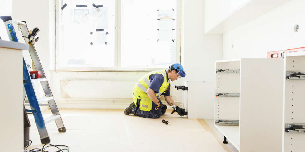 MONTERE KJØKKEN: Montering av kjøkken kan gjøres langt billigere dersom du gjør det selv. Foto: Gettyimages.com. MONTERE KJØKKEN: Montering av kjøkken kan gjøres langt billigere dersom du gjør det selv. Foto: Gettyimages.com.