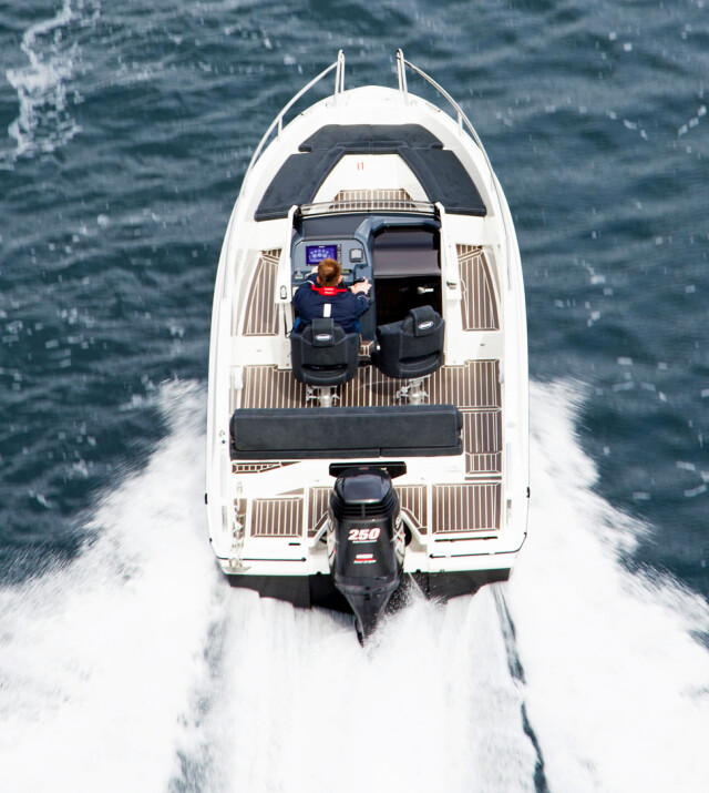 MYE ROM: Center Console-versjonen gjør det lett å bevege seg rundt i båten. (FOTO: Terje Bjørnsen) MYE ROM: Center Console-versjonen gjør det lett å bevege seg rundt i båten. (FOTO: Terje Bjørnsen)