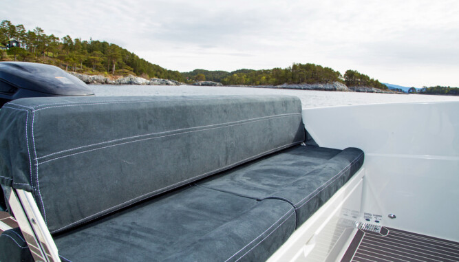 VIPPERYGG: Som på andre C61 og C65 har Center Console den praktiske aktersofaen som kan brukes begge veier. (FOTO: Terje Bjørnsen) VIPPERYGG: Som på andre C61 og C65 har Center Console den praktiske aktersofaen som kan brukes begge veier. (FOTO: Terje Bjørnsen)