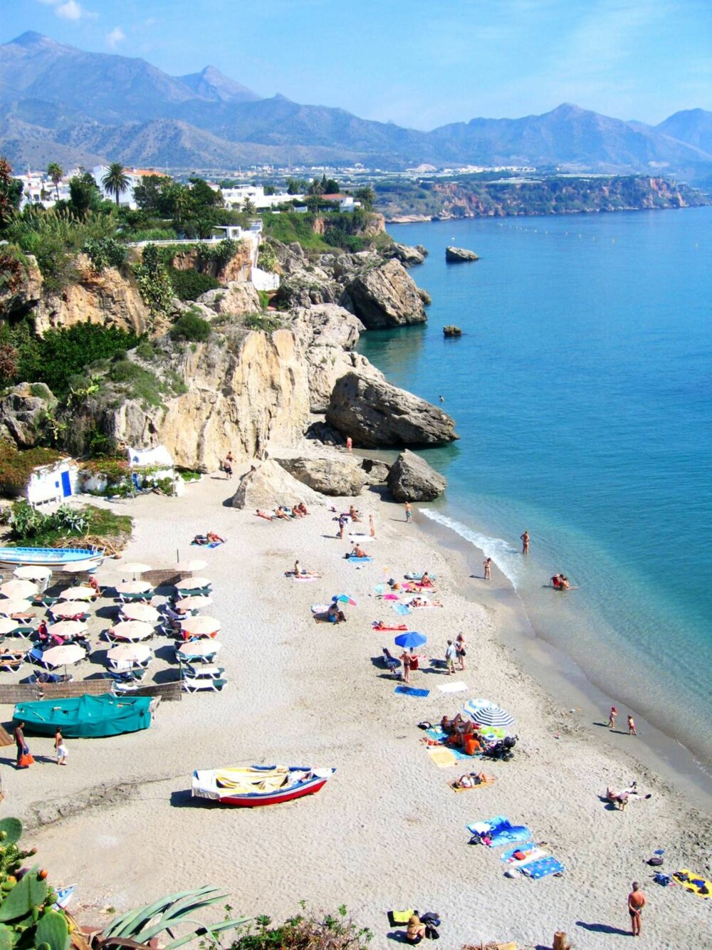 SOL OG STRAND: Middelhavet bukter seg i viker og bukter rundt Nerja. Strendene er rene og familievennlige. SOL OG STRAND: Middelhavet bukter seg i viker og bukter rundt Nerja. Strendene er rene og familievennlige.