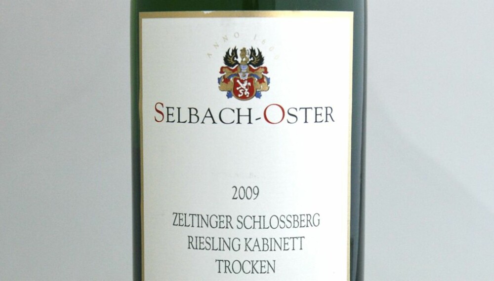 TEST AV RIESLING: Selbach-Oster Zeltinger Sonnenuhr Riesling Kabinett Trocken 2009 kom på fjerdeplass i testen. TEST AV RIESLING: Selbach-Oster Zeltinger Sonnenuhr Riesling Kabinett Trocken 2009 kom på fjerdeplass i testen.