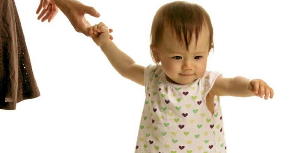 1-ÅRINGEN: Går barnet langs møbler mens det holder seg med bare én hånd? 1-ÅRINGEN: Går barnet langs møbler mens det holder seg med bare én hånd?