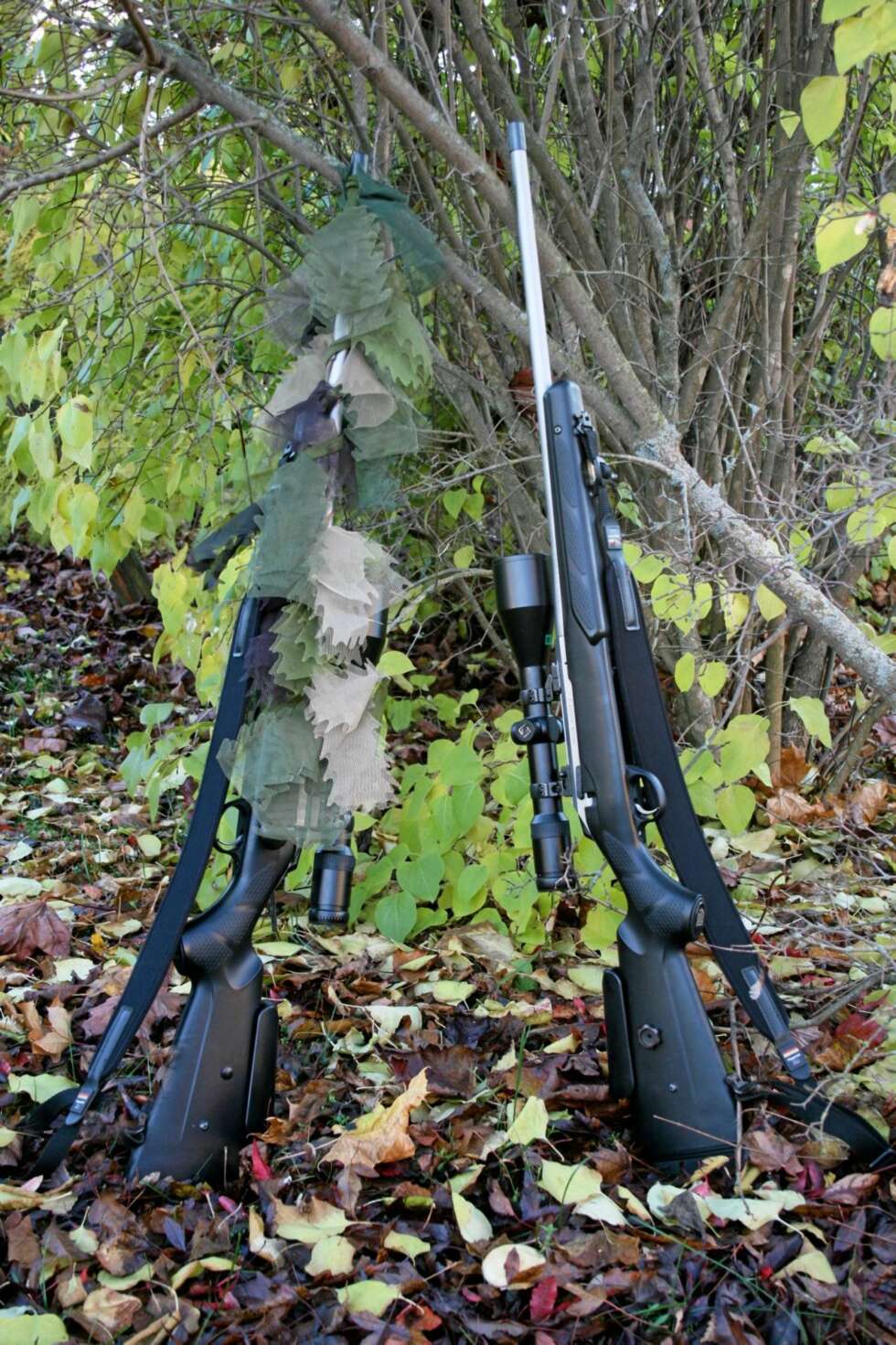 GOD KAMUFLASJE: Chameleon Gear Wrap gir god kamuflasje av deler av rifla og bladene er lite i veien hvis den er korrekt montert. GOD KAMUFLASJE: Chameleon Gear Wrap gir god kamuflasje av deler av rifla og bladene er lite i veien hvis den er korrekt montert.