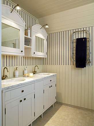 BRYSTPANEL: Malt panel i kombinasjon med tapet gir badet et klassisk uttrykk. BRYSTPANEL: Malt panel i kombinasjon med tapet gir badet et klassisk uttrykk.