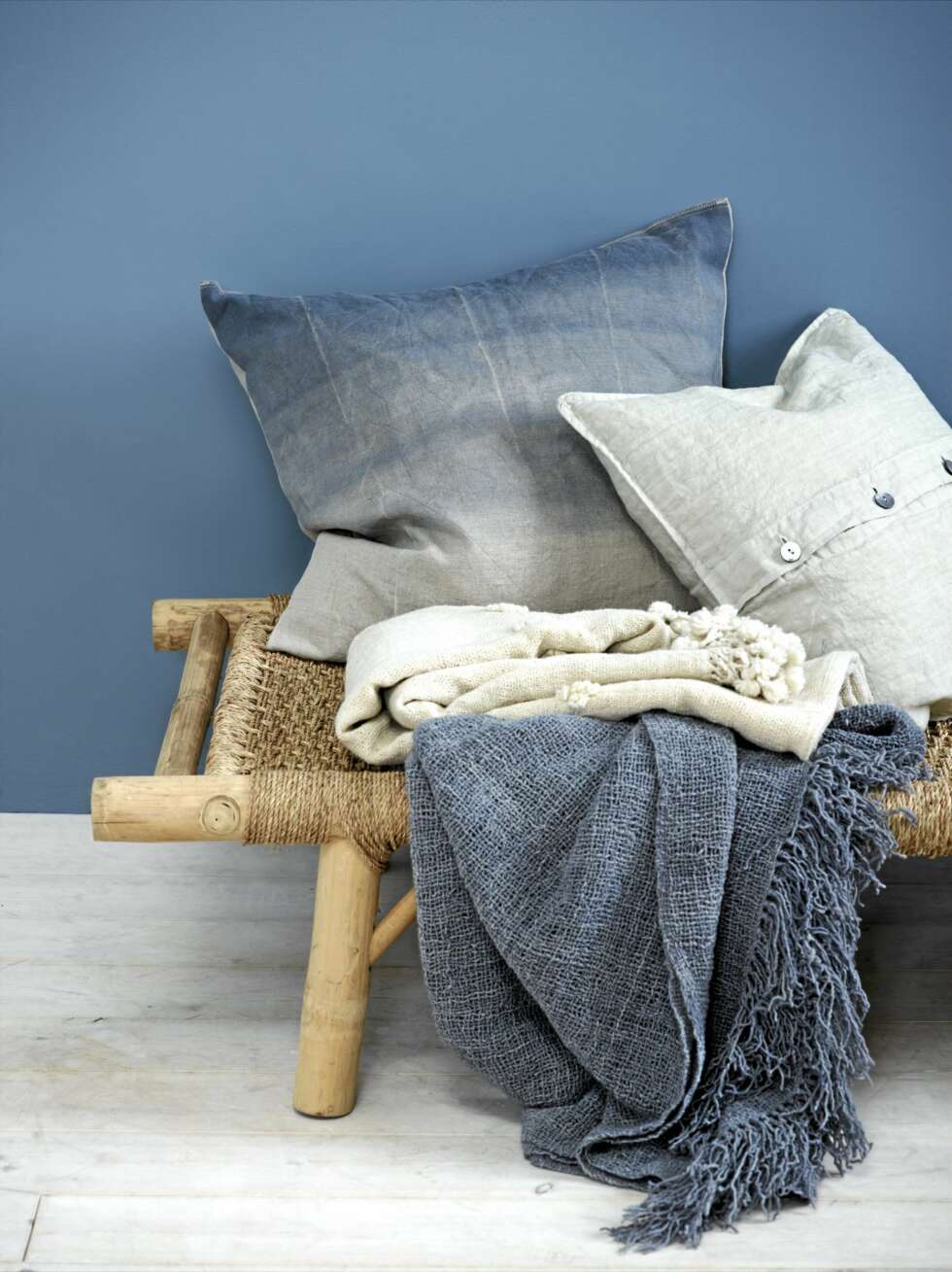 SLITT DENIM: Røffe blåtoner, gråsjatteringer og matte overflater skaper en uvøren, men delikat stil. Veggfargen Denim er fra Jotuns Sens-kolleksjon. SLITT DENIM: Røffe blåtoner, gråsjatteringer og matte overflater skaper en uvøren, men delikat stil. Veggfargen Denim er fra Jotuns Sens-kolleksjon.