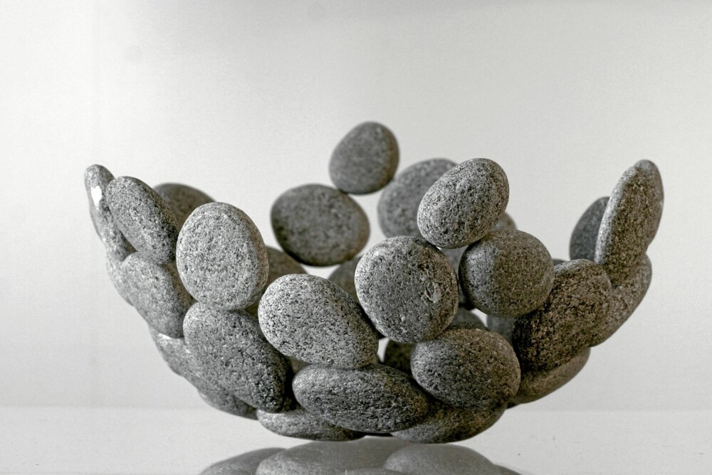 STEIN PÅ STEIN: Bollen Lightness of Stone er designet av industridesigner Linn Tale Haugen. Steinene er formet av havet og plukket på en strand i Selje, linntale.com. STEIN PÅ STEIN: Bollen Lightness of Stone er designet av industridesigner Linn Tale Haugen. Steinene er formet av havet og plukket på en strand i Selje, linntale.com.