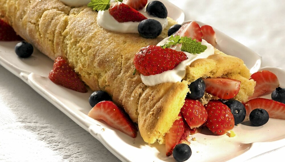 Rullekake med masse deilige bær smaker godt hele året. Når det ikke er sesong for friske bær, kan du finne dem i frysedisken, og det smaker nesten like godt. Rullekake med masse deilige bær smaker godt hele året. Når det ikke er sesong for friske bær, kan du finne dem i frysedisken, og det smaker nesten like godt.