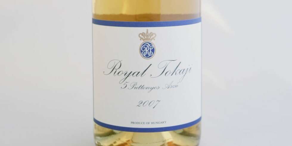 SØTE JULEGAVER: Royal Tokaji 5 Puttonyos Aszú 2007 er en søt hvitvin fra Ungarn. SØTE JULEGAVER: Royal Tokaji 5 Puttonyos Aszú 2007 er en søt hvitvin fra Ungarn.
