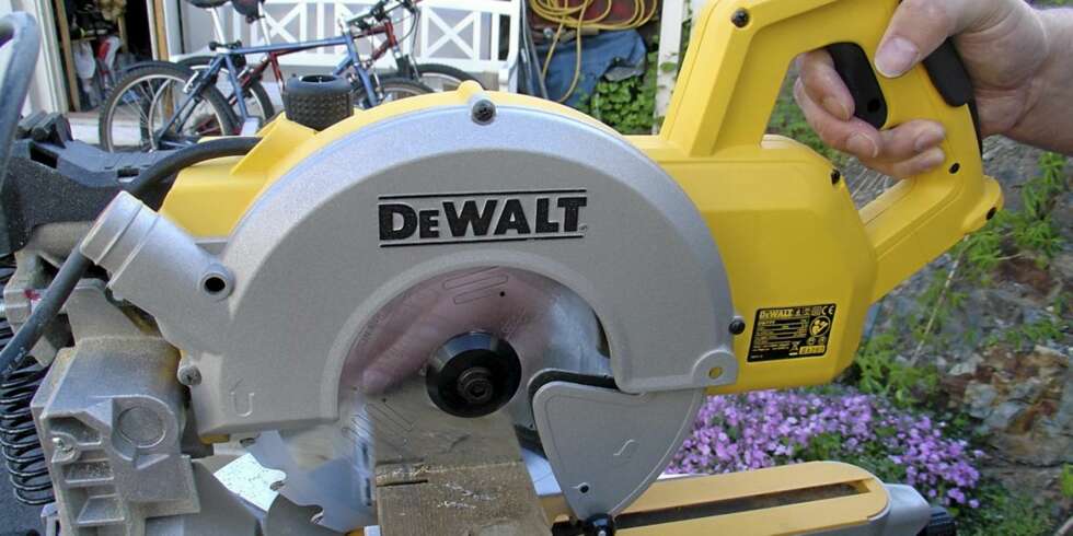 Dewalt DW 777: Sagen er grei i bruk men har mangler på kapasitet og funksjonalitet. Dewalt DW 777: Sagen er grei i bruk men har mangler på kapasitet og funksjonalitet.