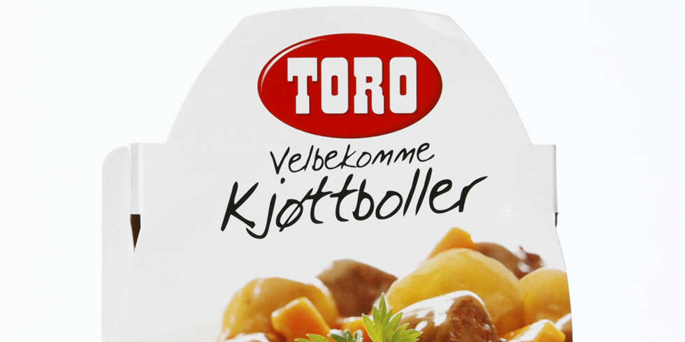 Toro Velbekomme: Kjøttboller med gulrøtter, poteter og en mild/rund fløtesaus. Tyttebærsyltetøy Toro Velbekomme: Kjøttboller med gulrøtter, poteter og en mild/rund fløtesaus. Tyttebærsyltetøy