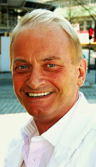 Dronning Sonjas frisør Tom Eriksen roser Eli og frisøren hennes. Dronning Sonjas frisør Tom Eriksen roser Eli og frisøren hennes.