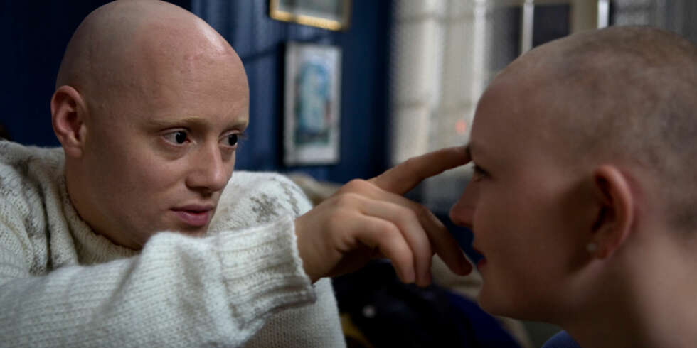 Aksel Hennie som engel i Et speil i en gåte Aksel Hennie som engel i Et speil i en gåte