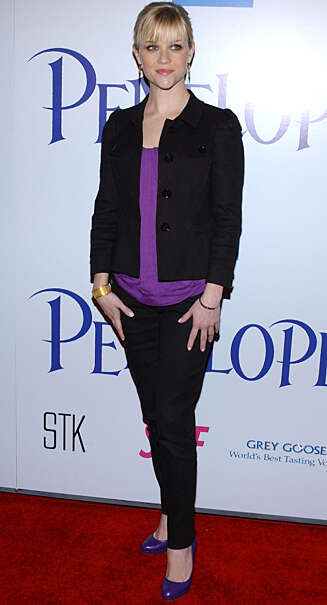 PUMPS: Reese stortrives i pumps og jeans. PUMPS: Reese stortrives i pumps og jeans.