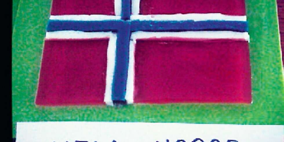 FEIRING: Dette geléflagget er festvinner på 17.mai. Eller til fotballkampen. Eller Grand Prix! FEIRING: Dette geléflagget er festvinner på 17.mai. Eller til fotballkampen. Eller Grand Prix!
