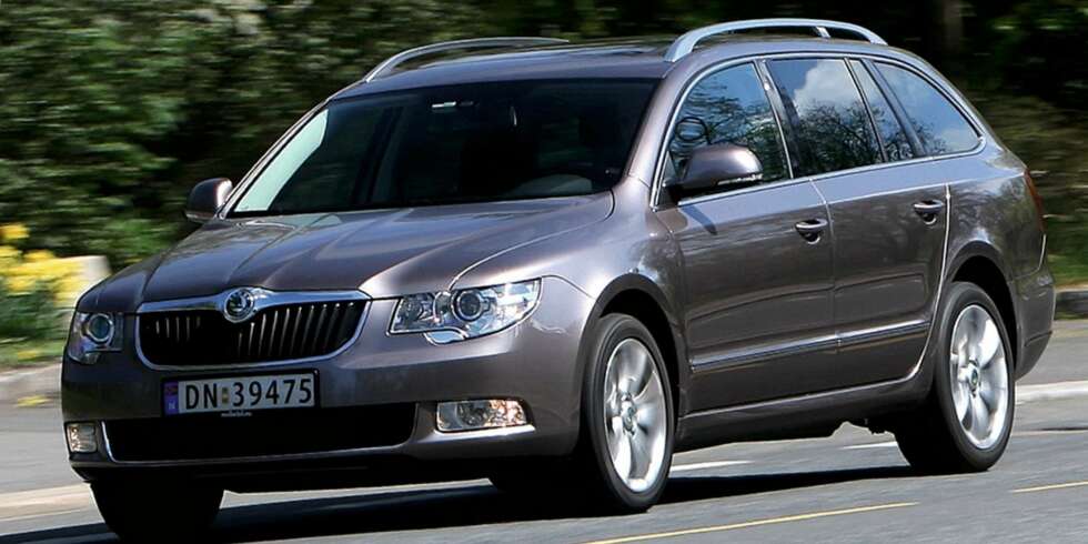 MASSE, MASSE PLASS: Skoda Superb er de langbeintes drøm. I denne kan du montere bakvendte bilstoler uten å måtte kjøre forsetet for langt frem. MASSE, MASSE PLASS: Skoda Superb er de langbeintes drøm. I denne kan du montere bakvendte bilstoler uten å måtte kjøre forsetet for langt frem.