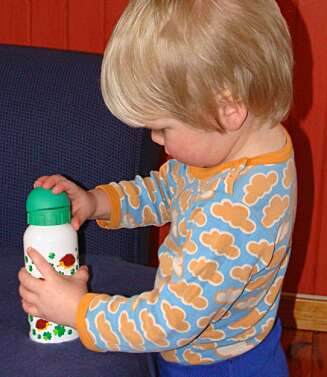 TESTPILOT: Konrad (2) sjekker hvor lett det er å åpne og lukke drikkeflasken uten hjelp. TESTPILOT: Konrad (2) sjekker hvor lett det er å åpne og lukke drikkeflasken uten hjelp.