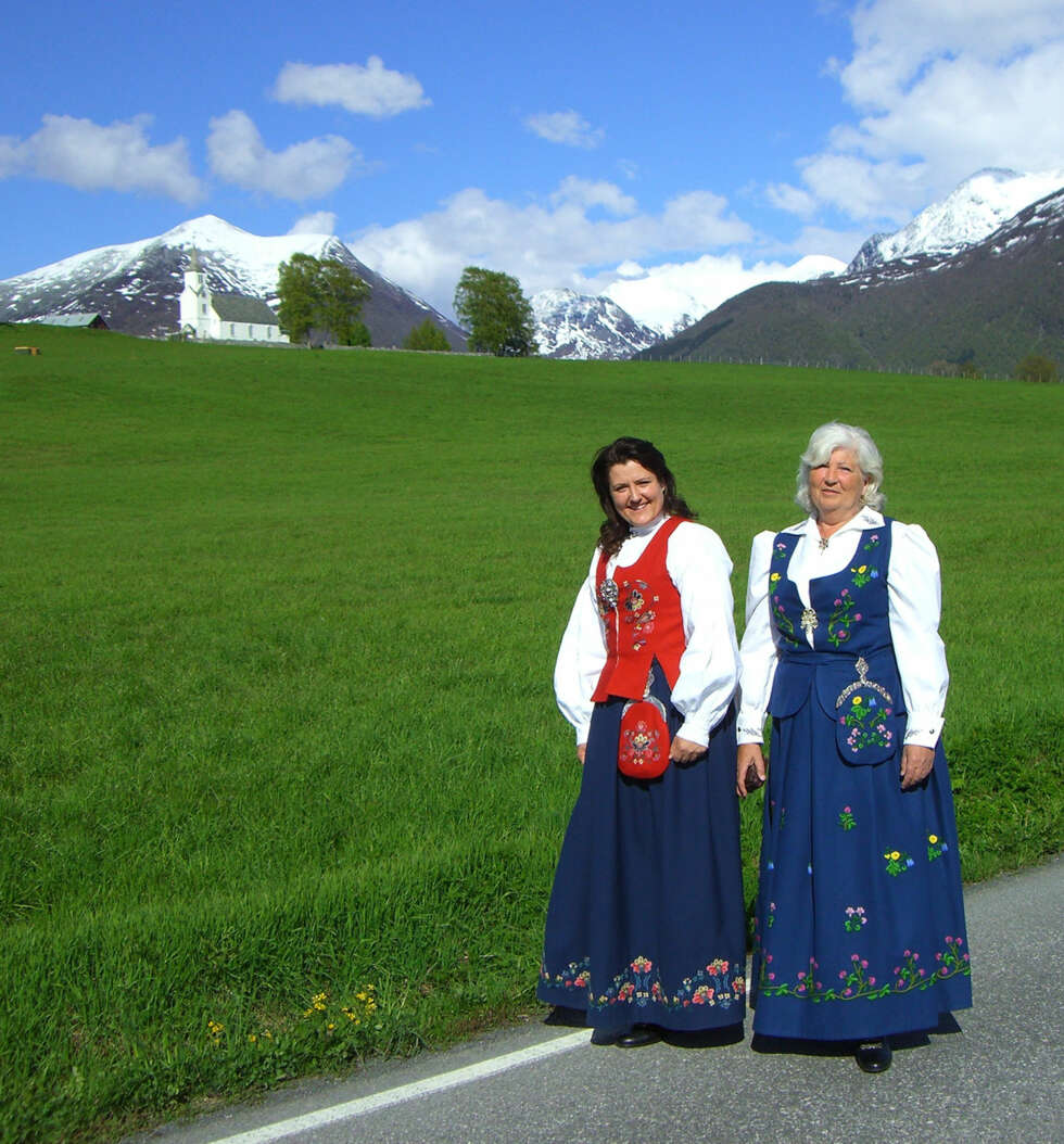 BUNAD:
Hva slags bunad er dette?: Romsdalsbunad (Bolsøy) og Røros bunad (bergstadbunaden)
Hvem ser vi på bildet? : Maj-Liss og Ann- Bjørg Gjerset
Hvor er bildet tatt, og i hvilken situasjon?: 17. mai feiring i Eidsbygda, Møre og romsdal. BUNAD:
Hva slags bunad er dette?: Romsdalsbunad (Bolsøy) og Røros bunad (bergstadbunaden)
Hvem ser vi på bildet? : Maj-Liss og Ann- Bjørg Gjerset
Hvor er bildet tatt, og i hvilken situasjon?: 17. mai feiring i Eidsbygda, Møre og romsdal.