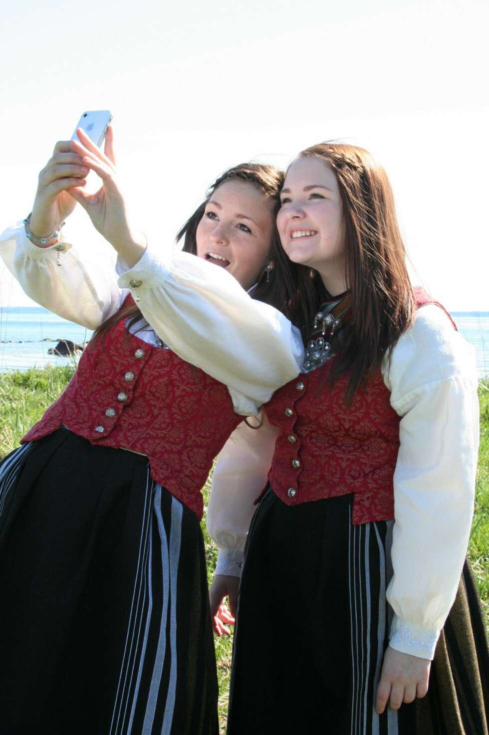 BUNAD: Tromsbunad. Hva slags bunad er dette?: Troms bunad
Hvem ser vi på bildet? : Ida Sofie og Johanne
Hvor er bildet tatt, og i hvilken situasjon?: Johannes konfirmasjon 6.mai 2012. BUNAD: Tromsbunad. Hva slags bunad er dette?: Troms bunad
Hvem ser vi på bildet? : Ida Sofie og Johanne
Hvor er bildet tatt, og i hvilken situasjon?: Johannes konfirmasjon 6.mai 2012.