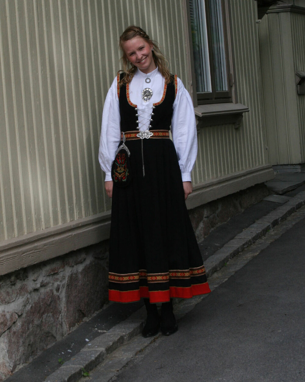 BUNAD: Hva slags bunad er dette?: Vestfoldbunad fra 1953
Hvem ser vi på bildet? : Meg selv, Nicole Schubert Hagen
Hvor er bildet tatt, og i hvilken situasjon?: 17 mai, Tønsberg 2011 BUNAD: Hva slags bunad er dette?: Vestfoldbunad fra 1953
Hvem ser vi på bildet? : Meg selv, Nicole Schubert Hagen
Hvor er bildet tatt, og i hvilken situasjon?: 17 mai, Tønsberg 2011