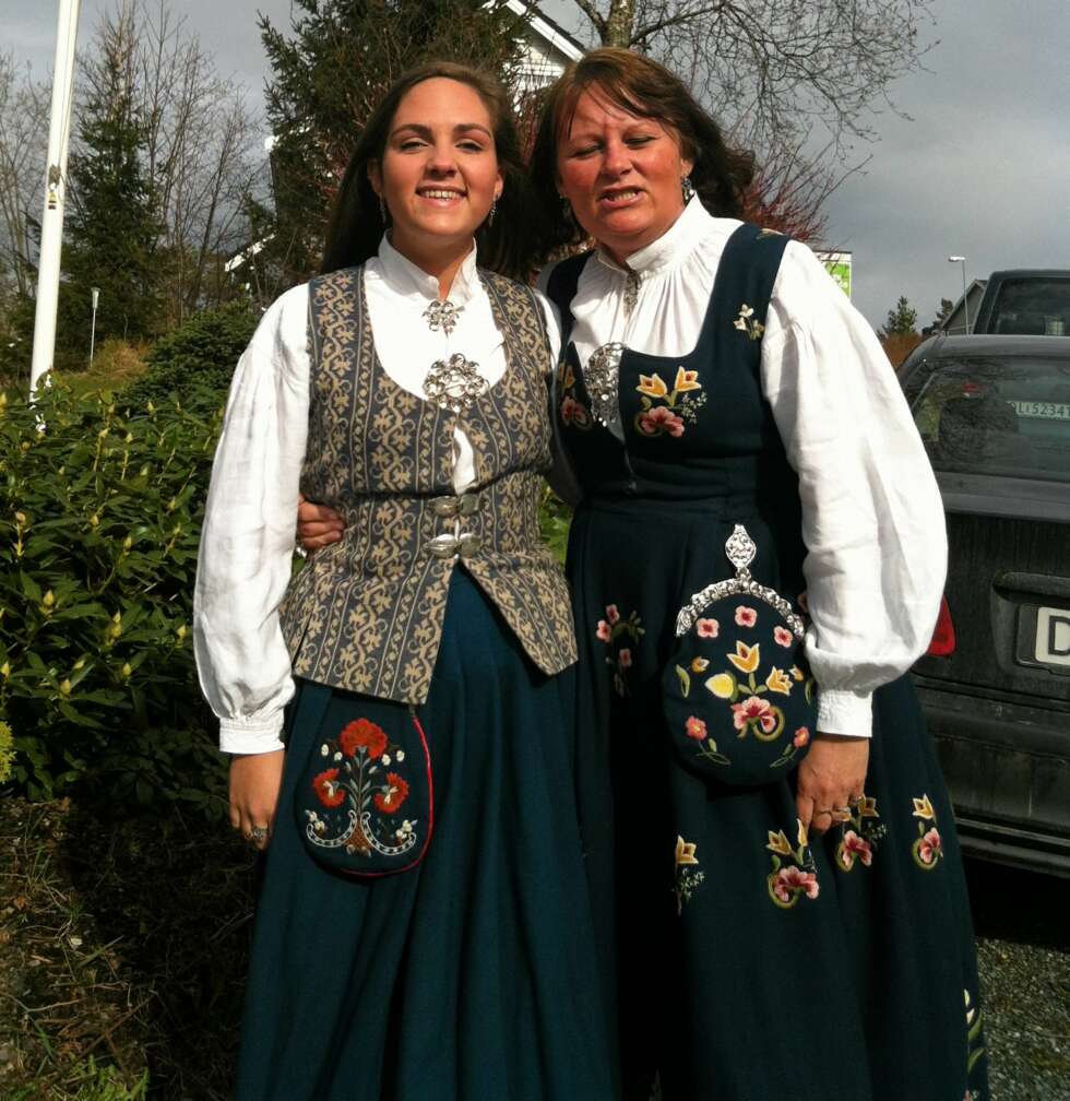 BUNAD:
Hva slags bunad er dette?: Det er grafferdrakt og nord trønderbundad
Hvem ser vi på bildet? : Hilde Kristin Auran og Helena Kristine Auran Encinas (Mor og datter)
Hvor er bildet tatt, og i hvilken situasjon?: Bilde er tatt på Stjørdal i Trøndelag på konfirmasjon til tantebarn/nevø BUNAD:
Hva slags bunad er dette?: Det er grafferdrakt og nord trønderbundad
Hvem ser vi på bildet? : Hilde Kristin Auran og Helena Kristine Auran Encinas (Mor og datter)
Hvor er bildet tatt, og i hvilken situasjon?: Bilde er tatt på Stjørdal i Trøndelag på konfirmasjon til tantebarn/nevø