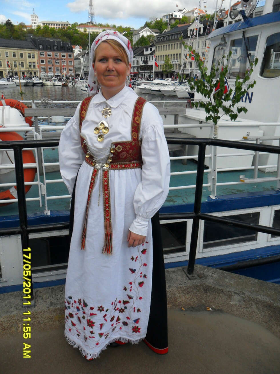 BUNAD:
Hva slags bunad er dette?: Åmli bunaden fra Aust-Agder
Hvem ser vi på bildet? : Kristine Senum(meg)
Hvor er bildet tatt, og i hvilken situasjon?: 17.mai i Arendal(Aust-Agder) BUNAD:
Hva slags bunad er dette?: Åmli bunaden fra Aust-Agder
Hvem ser vi på bildet? : Kristine Senum(meg)
Hvor er bildet tatt, og i hvilken situasjon?: 17.mai i Arendal(Aust-Agder)