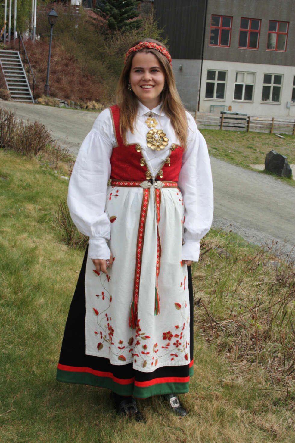 BUNAD: Hva slags bunad er dette?:Åmli-bunad /Eppeland-bunad
Hvem ser vi på bildet? : Sandra Sait Eppeland
Hvor er bildet tatt, og i hvilken situasjon?: Tatt på skoleavslutningen til Valdres folkehøgskule
Hvorfor skal akkurat du vinne bunad?: Jeg mener dette er en veldig fin bunad. Mitt forkle er over 100 år gammelt og min oldemor sydde dette forkleet. Jeg har arvet bunaden fra min mormor. Smykkene er også arvet fra henne.
Hvis jeg hadde vunnet ville jeg ha overrasket min søster med en bunad. Hun er den eneste i familien som ikke har fått muligheten til å arve en bunad. BUNAD: Hva slags bunad er dette?:Åmli-bunad /Eppeland-bunad
Hvem ser vi på bildet? : Sandra Sait Eppeland
Hvor er bildet tatt, og i hvilken situasjon?: Tatt på skoleavslutningen til Valdres folkehøgskule
Hvorfor skal akkurat du vinne bunad?: Jeg mener dette er en veldig fin bunad. Mitt forkle er over 100 år gammelt og min oldemor sydde dette forkleet. Jeg har arvet bunaden fra min mormor. Smykkene er også arvet fra henne.
Hvis jeg hadde vunnet ville jeg ha overrasket min søster med en bunad. Hun er den eneste i familien som ikke har fått muligheten til å arve en bunad.